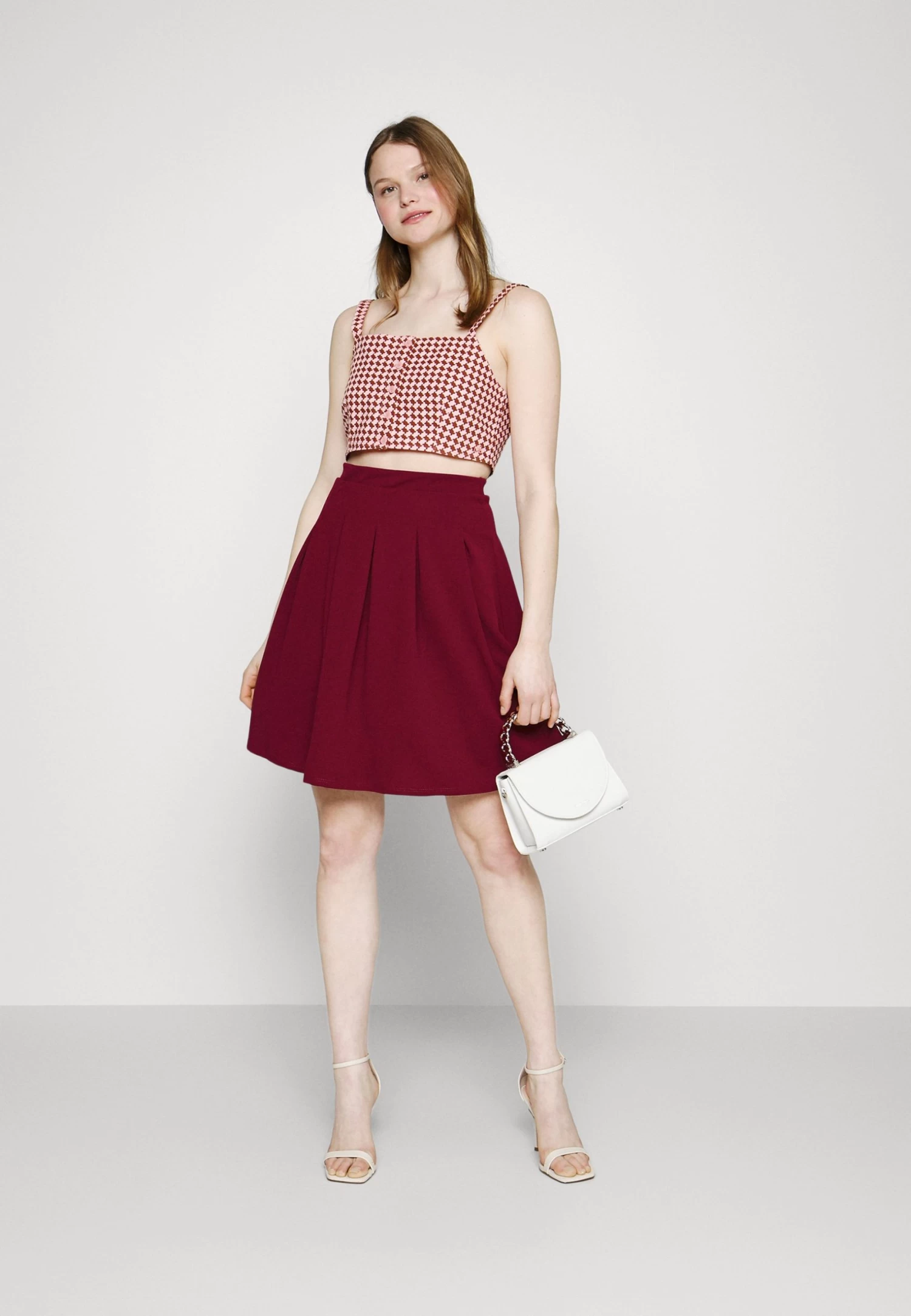 Wal G Zara Pleated Skater Skirt - A-Lijn Rok - Berry Wine 4 Wal G Zara Pleated Skater Skirt - A-Lijn Rok - Berry Wine - Afbeelding 2