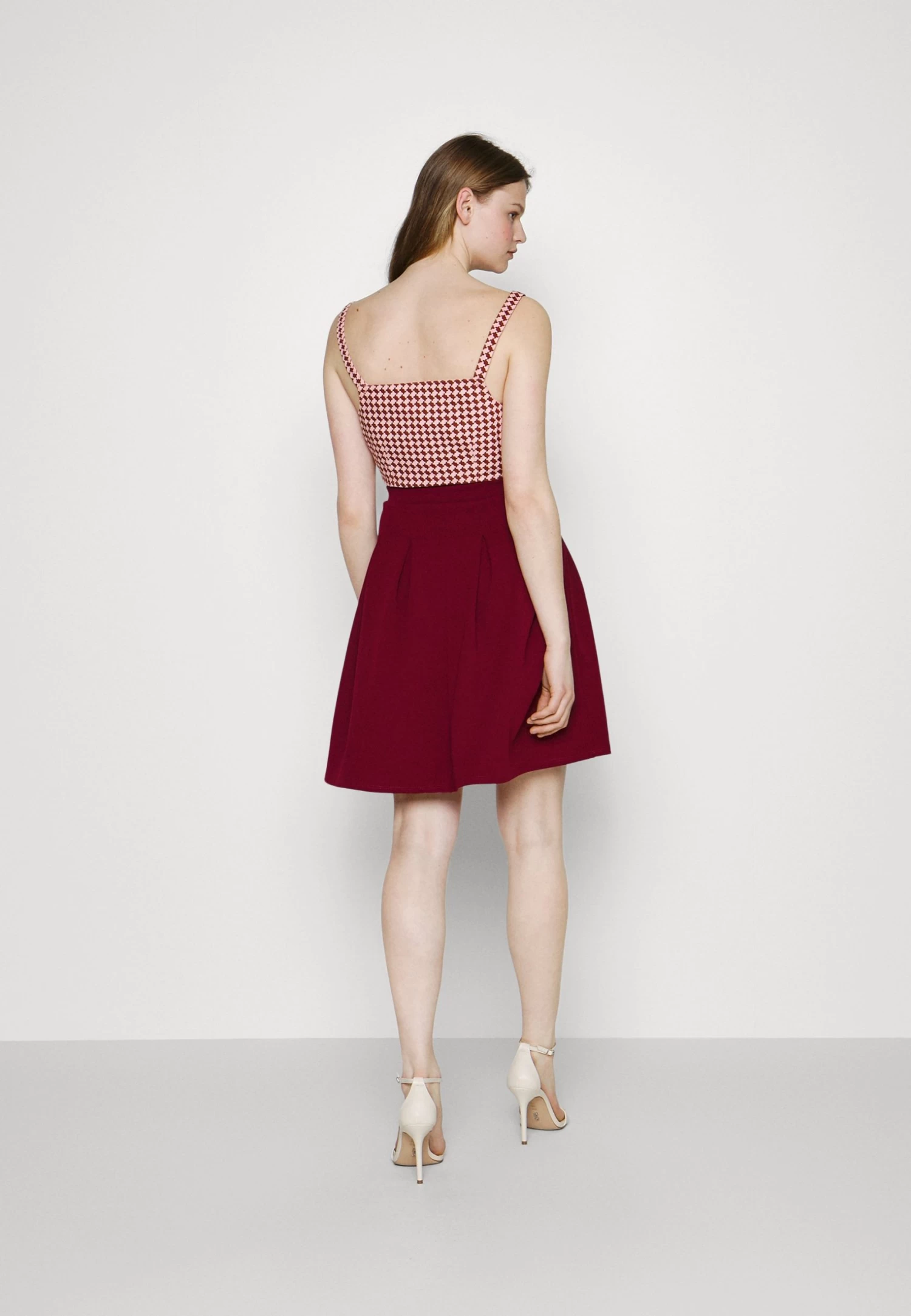 Wal G Zara Pleated Skater Skirt - A-Lijn Rok - Berry Wine 5 Wal G Zara Pleated Skater Skirt - A-Lijn Rok - Berry Wine - Afbeelding 3
