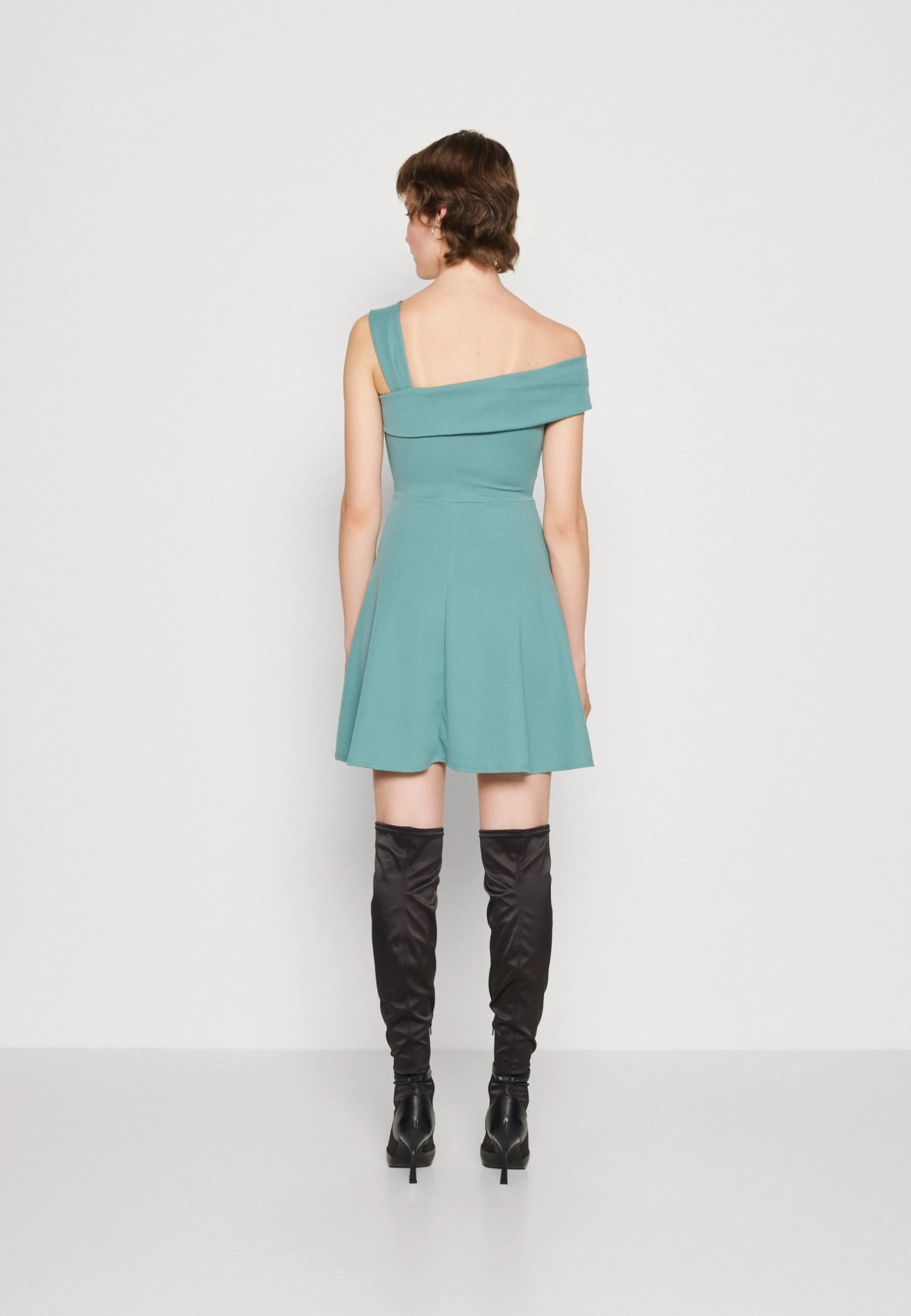 Wal G Noelle Off The Shoulder Skater - Jerseyjurk - Sage Green 5 Wal G Noelle Off The Shoulder Skater - Jerseyjurk - Sage Green - Afbeelding 3