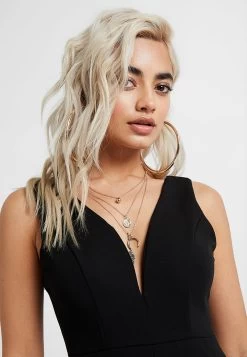 Eloise V Neck Skater Dress - Cocktailjurk - Black -Wal G bb9f498b4fd945d1b3f269ad017f67f4